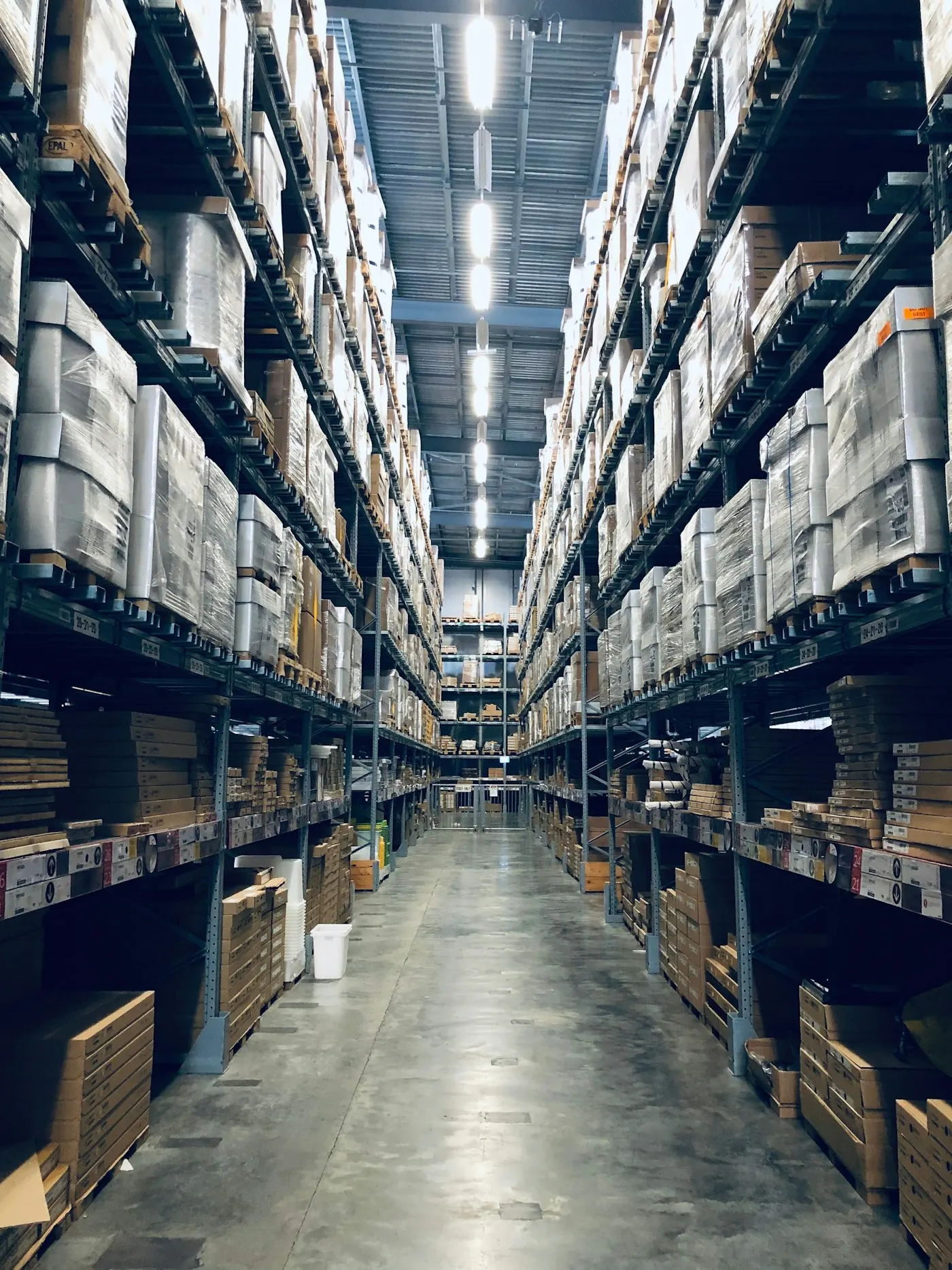 Pasillo de almacén con stock preparado para la venta en Amazon