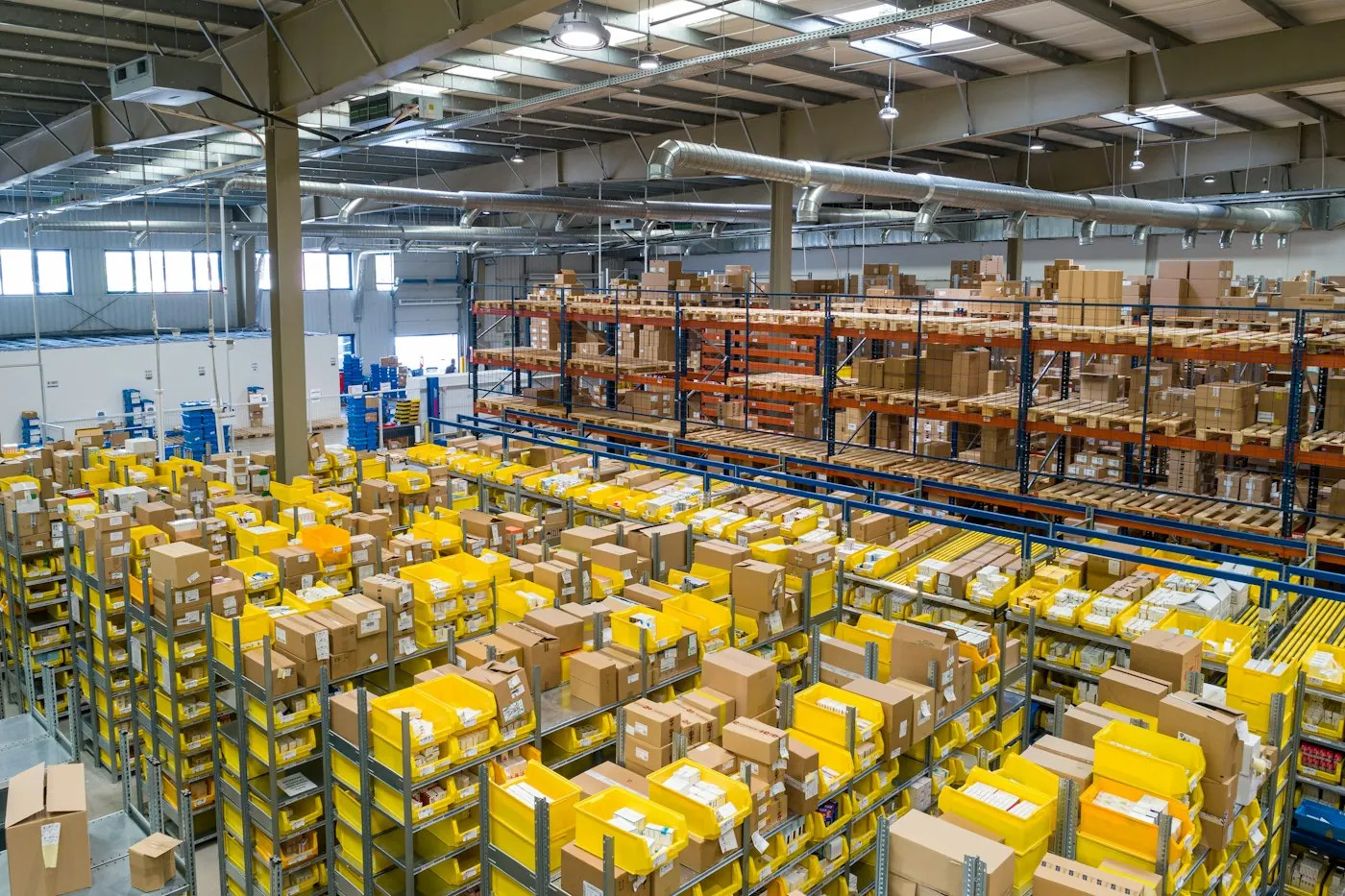 Centro logístico con productos preparados para envío